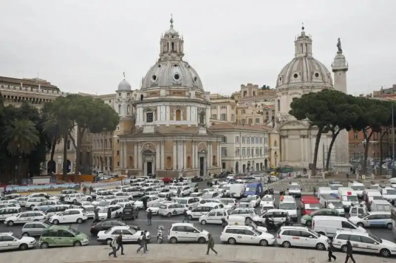 BLOCCO DEI TASSISTI A PIAZZA VENEZIA A ROMA 