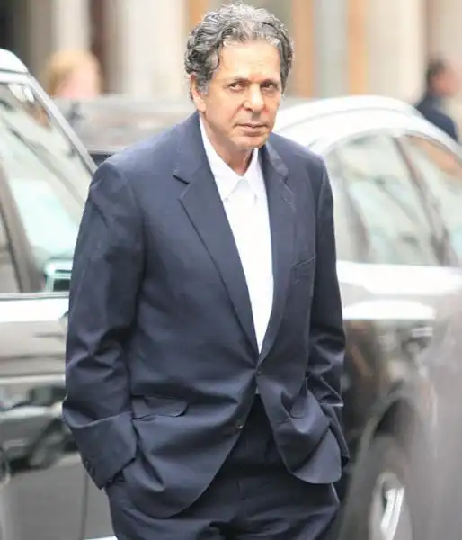 CHARLES SAATCHI ESCE DI CASA 