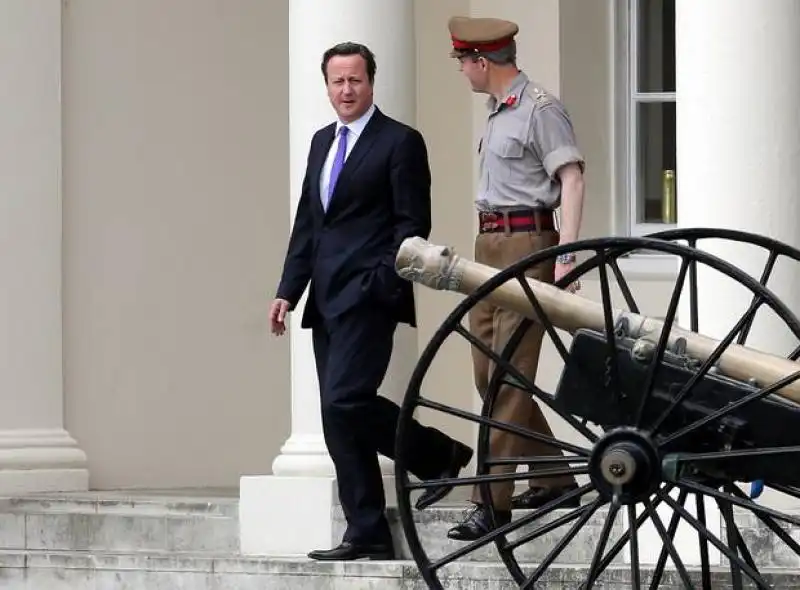 david cameron con i militari 