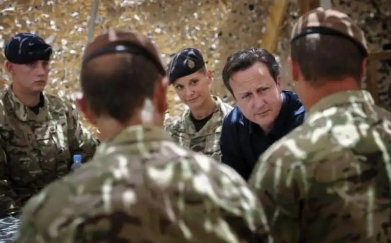 david cameron con i soldati inglesi 