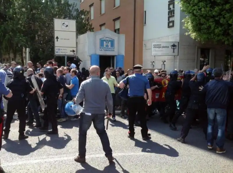 disordini polizia manifestanti 