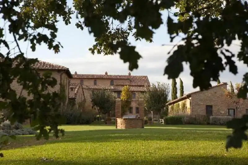 eduta di Borgo Finocchieto a Bibbiano view of the borgo s square 