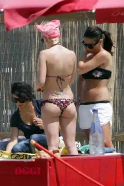 EMMA MARRONE AL MARE CON LE AMICHE 