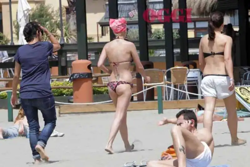 EMMA MARRONE AL MARE CON LE AMICHE 