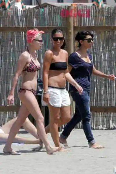 EMMA MARRONE AL MARE CON LE AMICHE 