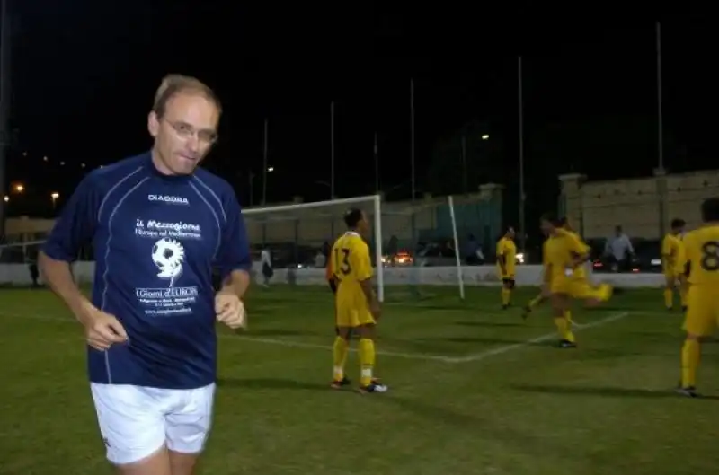 enrico letta gioca a calcio alla festa della margherita 