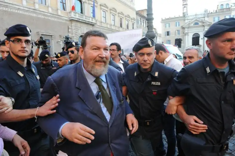 Ferrara scortato lascia la piazza 