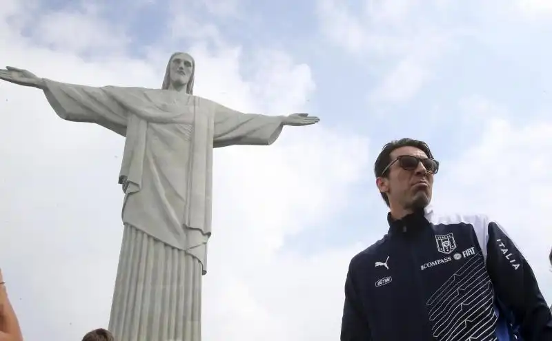 GIANLUIGI BUFFON SOTTO LA STATUA DEL CRISTO A RIO DE JANEIRO FOTO LAPRESSE 