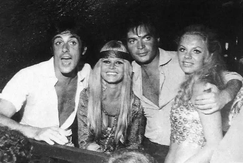 Gigi Rizzi con Brigitte Bardot Beppe Piroddi e Odile Rodin in una delle notti scatenate a Saint Tropez 