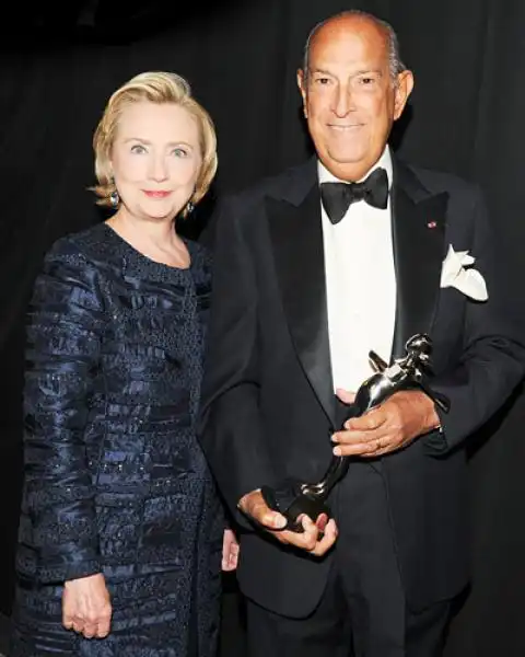 HILLARY CLINTON BOTOXATA CON OSCAR DE LA RENTA 