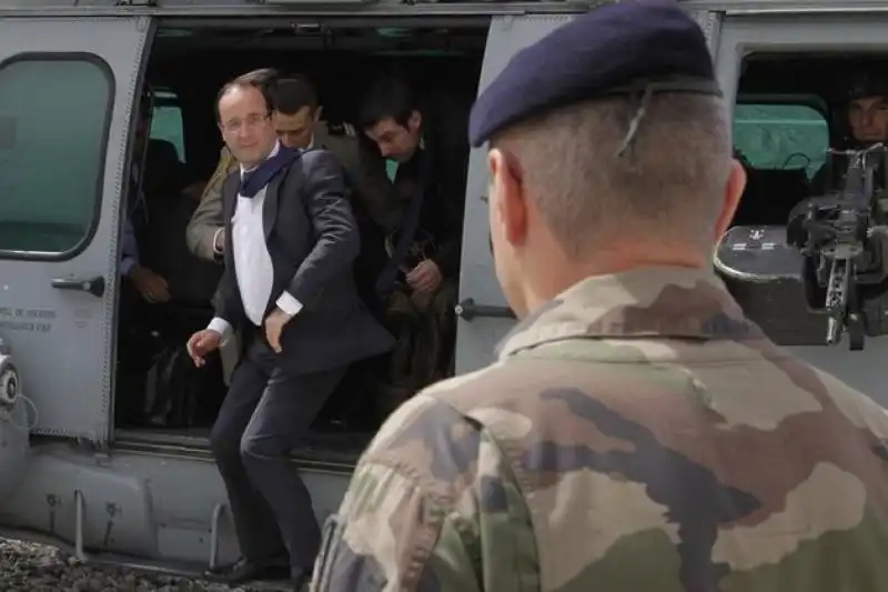 hollande in mali sull elicottero militare 