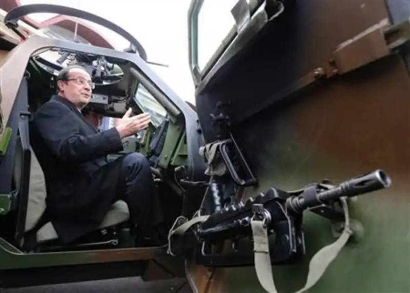 hollande sulla jeep militare 