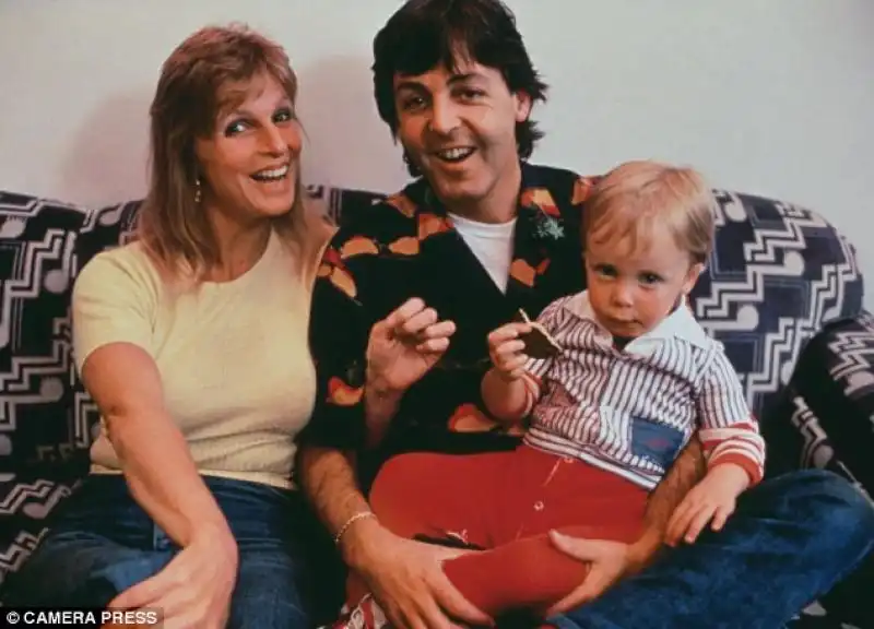 JAMES MCCARTNEY CON IL PADRE PAUL E LA MADRE LINDA 