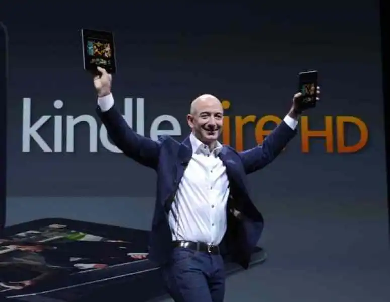 JEFF BEZOS CON KINDLE FIRE HD E KINDLE FIRE HD 8.9