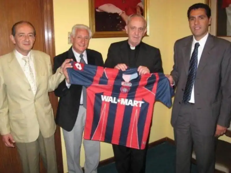 JORGE BERGOGLIO CON LA MAGLIA DEL SAN LORENZO DE ALMAGRO jpeg