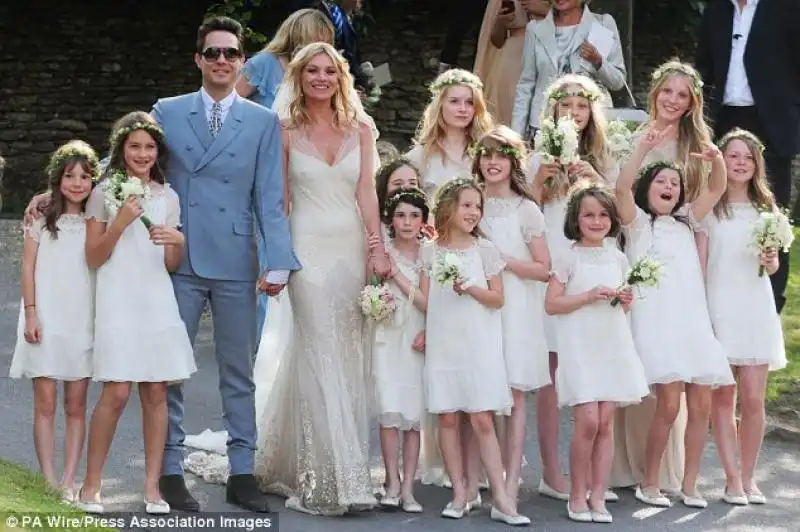 KATE MOSS CON IL VESTITO DA SPOSA DISEGNATO DA JOHN GALLIANO 