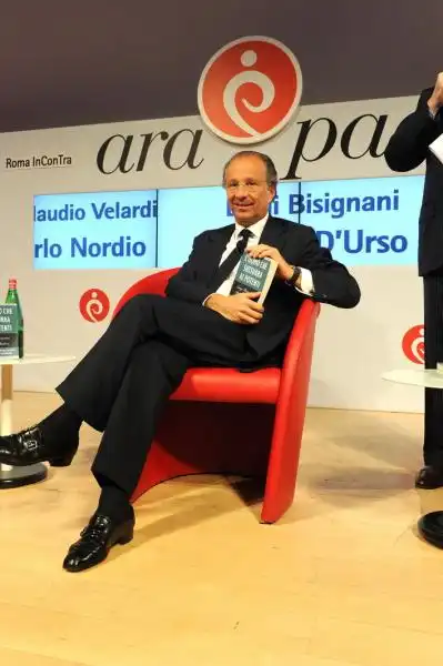 Luigi Bisignani con il suo libro 