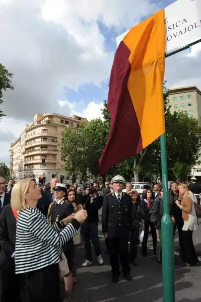 Maria Paola Trovajoli scopre l intitolazione dedicata al marito 