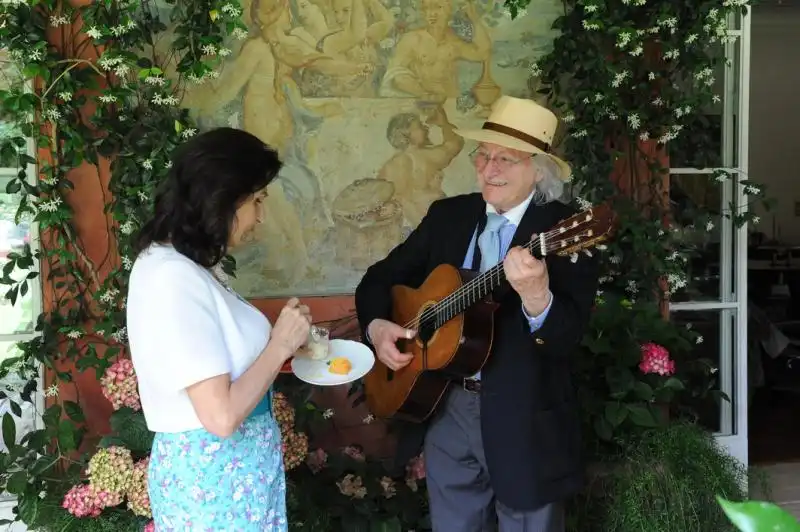 Mario Mio canta per gli ospiti di casa Federici 