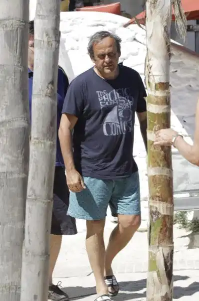 MICHEL PLATINI IN VACANZA A MYKONOS FOTO LAPRESSE 