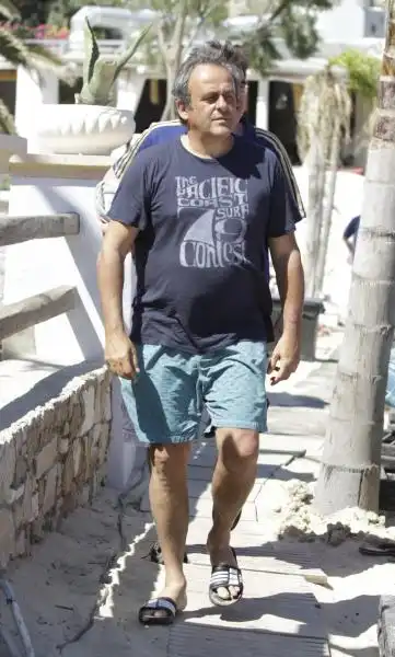 MICHEL PLATINI IN VACANZA A MYKONOS FOTO LAPRESSE 