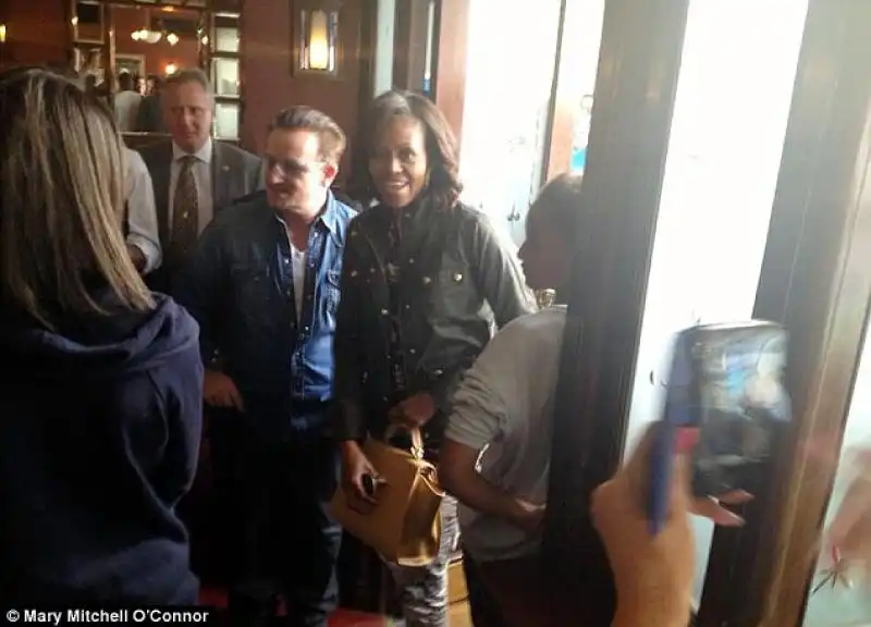 MICHELLE OBAMA E BONO IN UN PUB DI DARKEY 