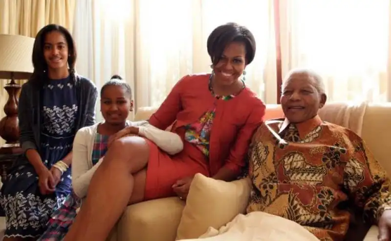 MICHELLE OBAMA CON LE FIGLIE E NELSON MANDELA 