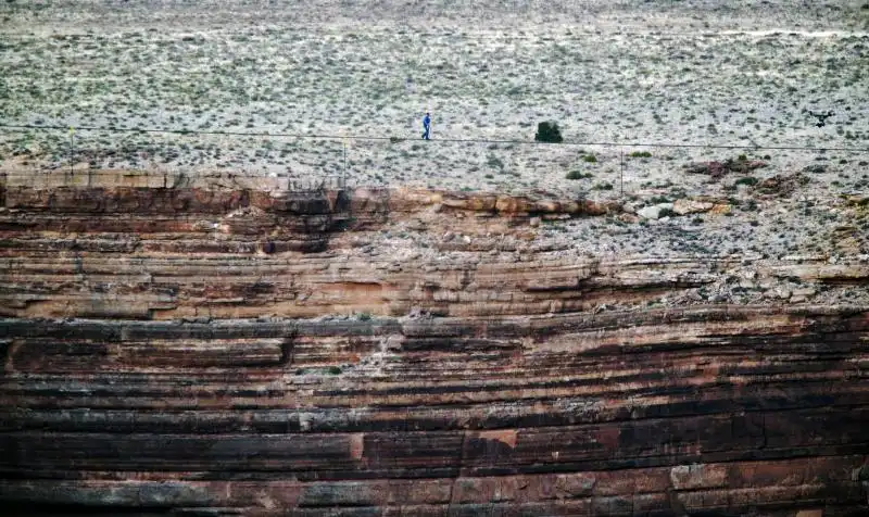 NUOVA IMPRESA DI WALLENDA ATTRAVERSA CANYON A METRI DI ALTEZZA 