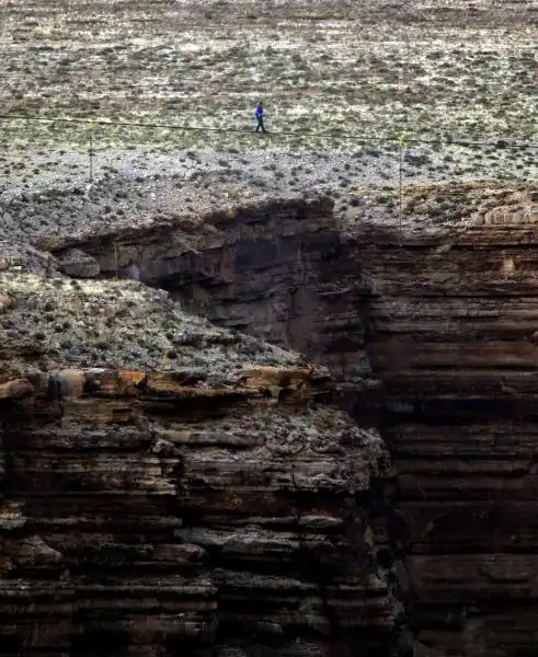 NUOVA IMPRESA DI WALLENDA ATTRAVERSA CANYON A METRI DI ALTEZZA 