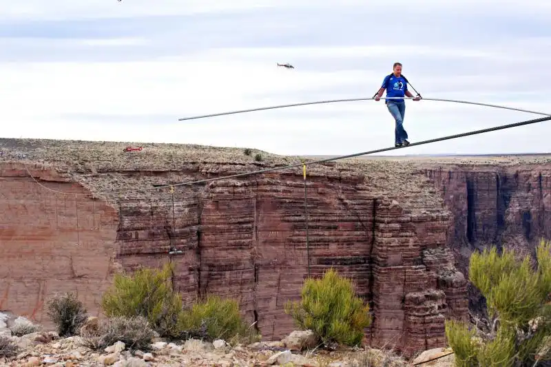 NUOVA IMPRESA DI WALLENDA ATTRAVERSA CANYON A METRI DI ALTEZZA 