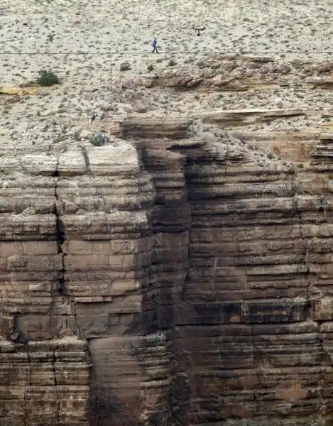 NUOVA IMPRESA DI WALLENDA ATTRAVERSA CANYON A METRI DI ALTEZZA 