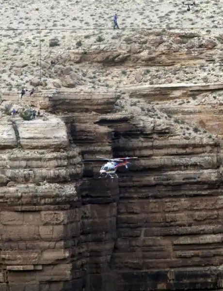 NUOVA IMPRESA DI WALLENDA ATTRAVERSA CANYON A METRI DI ALTEZZA 