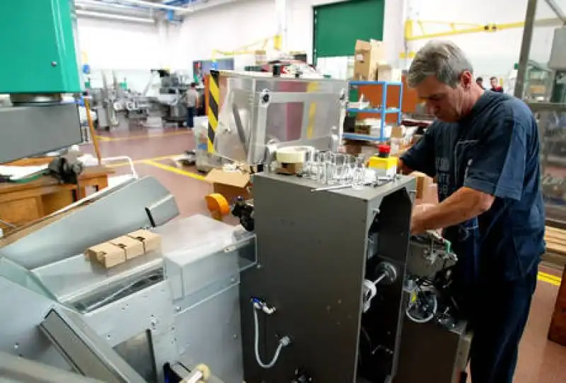 Un operaio al lavoro in una fabbrica 