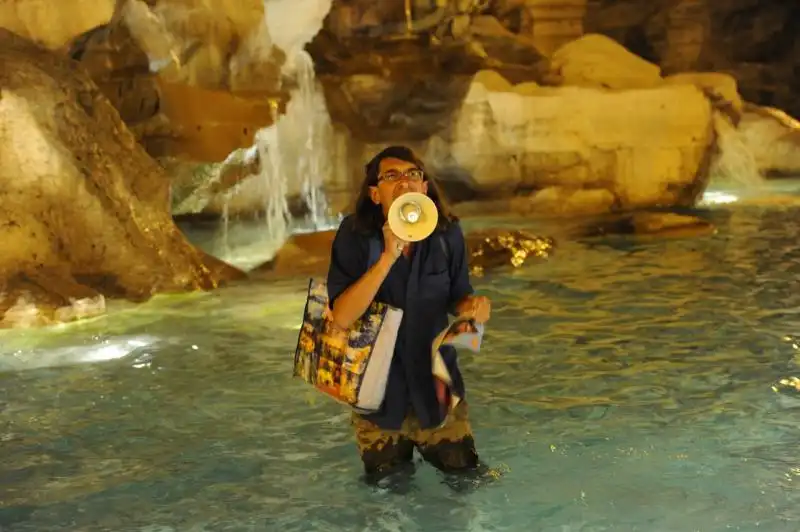 Paolini dentro la Fontana di Trevi 