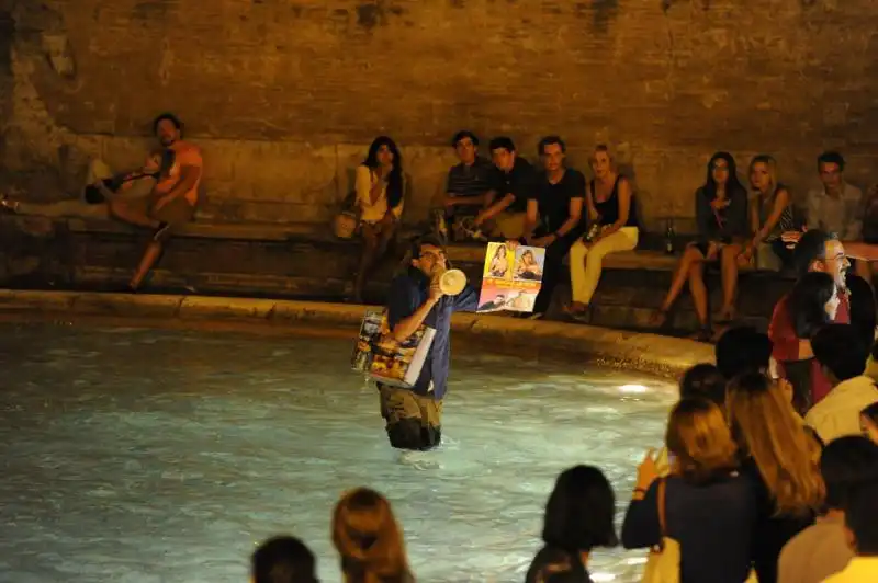 Paolini dentro la Fontana di Trevi 