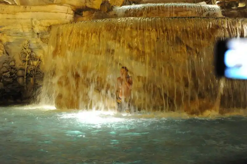 Paolini dentro la Fontana di Trevi 