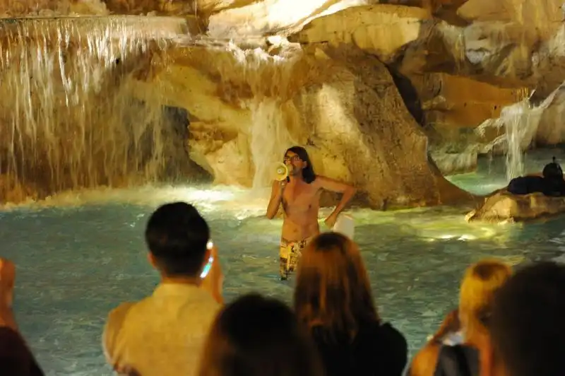 Paolini dentro la Fontana di Trevi 