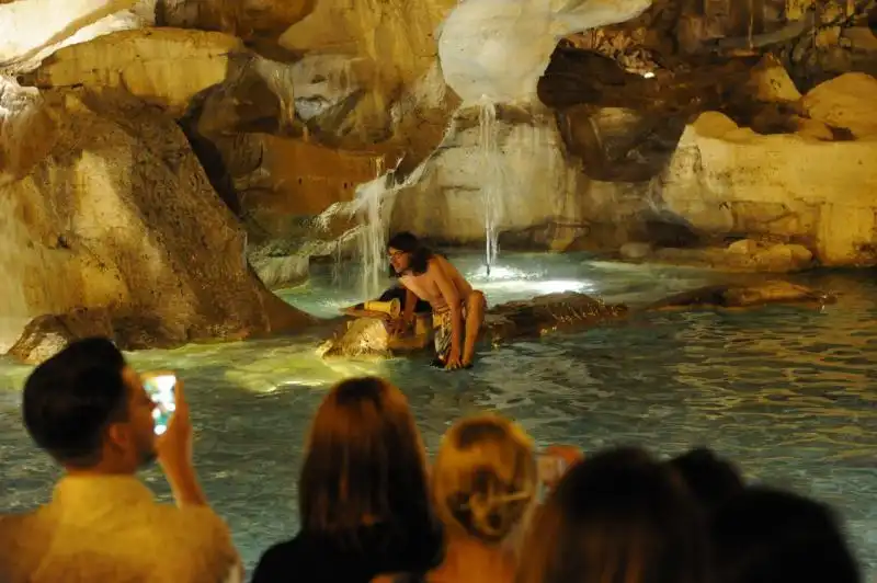 Paolini dentro la Fontana di Trevi 