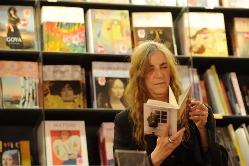 Patti Smith vede l edizione italiana del suo libro 