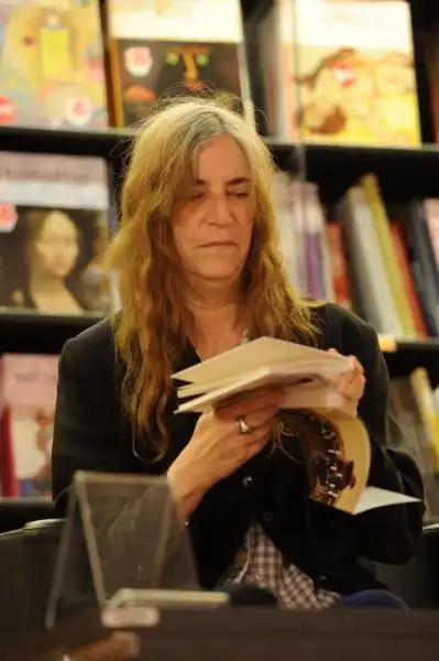 Patti Smith vede l edizione italiana del suo libro 