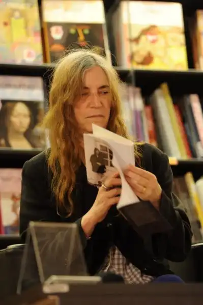 Patti Smith vede l edizione italiana del suo libro 