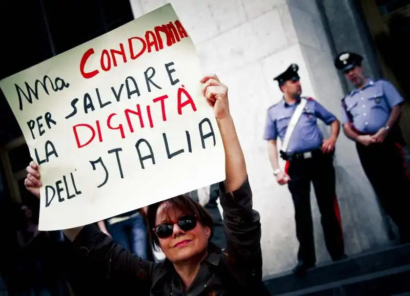 PROCESSO RUBY MANIFESTANTE AL TRIBUNALE DI MILANO 