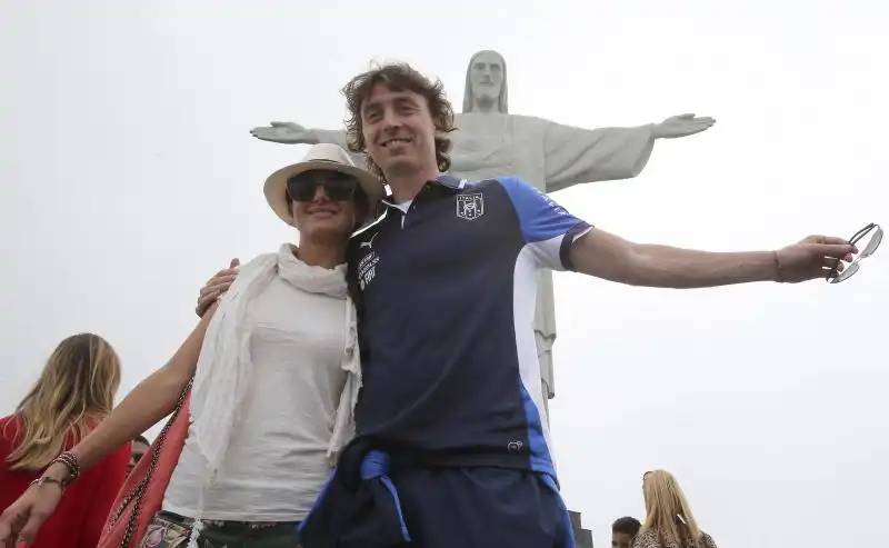 RICCARDO MONTOLIVO SOTTO LA STATUA DEL CRISTO A RIO DE JANEIRO FOTO LAPRESSE 