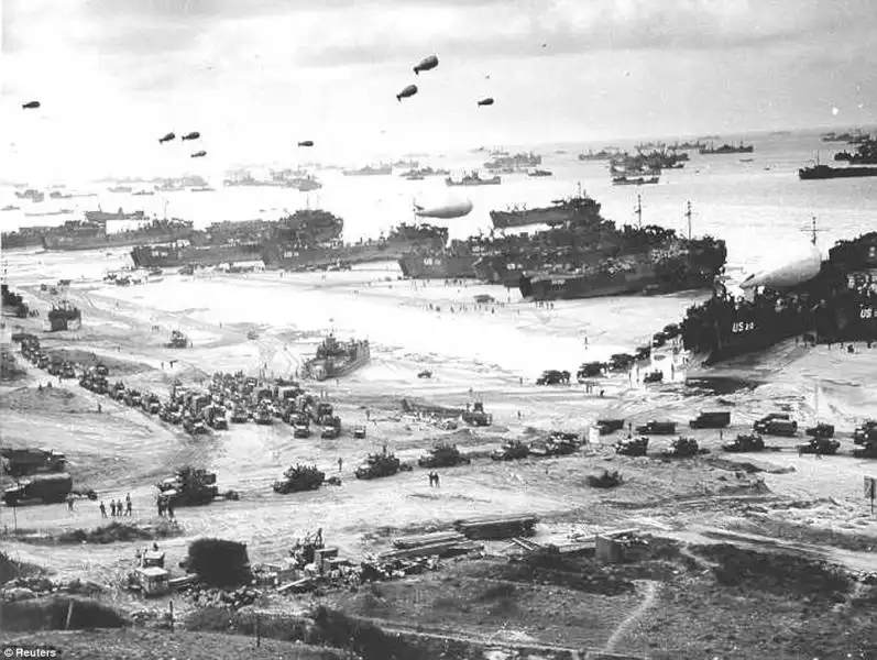 ROBERT CAPA IL D DAY A OMAHA BEACH IN NORMANDIA 