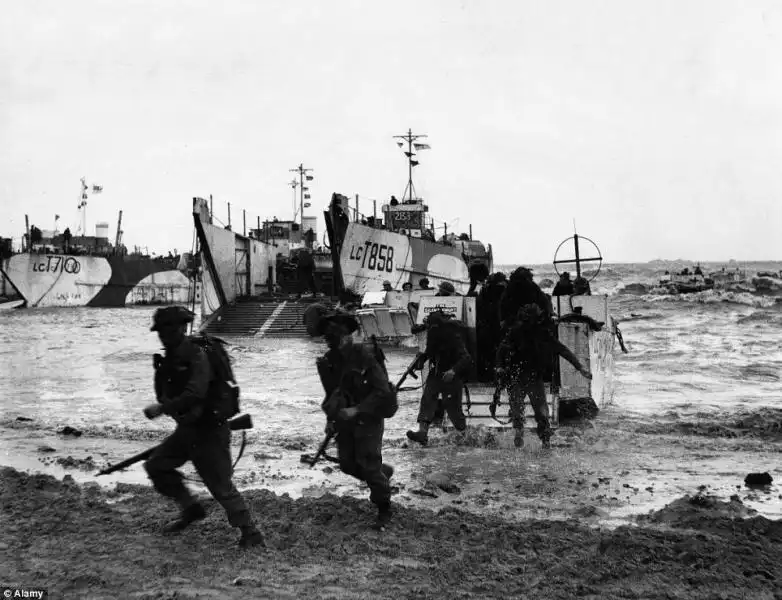 ROBERT CAPA IL D DAY A OMAHA BEACH IN NORMANDIA 