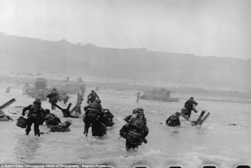 ROBERT CAPA IL D DAY A OMAHA BEACH IN NORMANDIA 