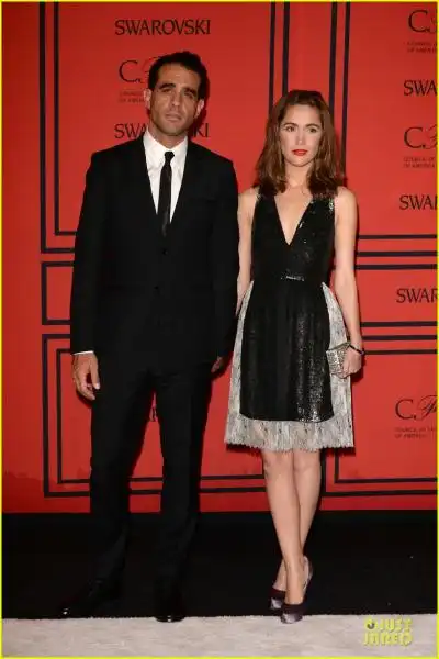 rose byrne bobby cannavale hold hands at the cfda fashion awards 