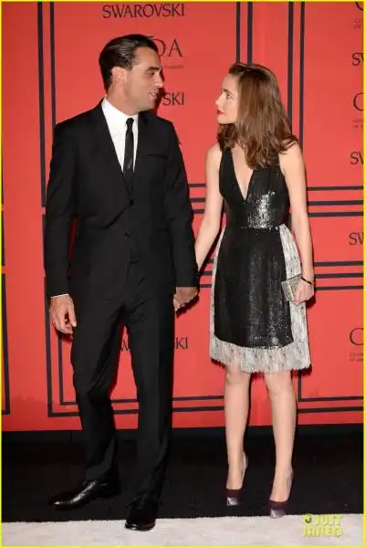 rose byrne bobby cannavale hold hands at the cfda fashion awards 