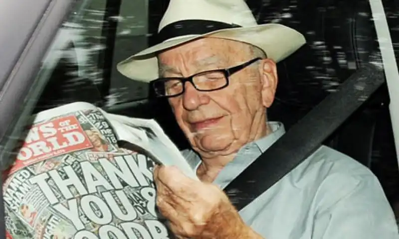 RUPERT MURDOCH CON L ULTIMO NUMERO DI NEWS OF THE WORLD 