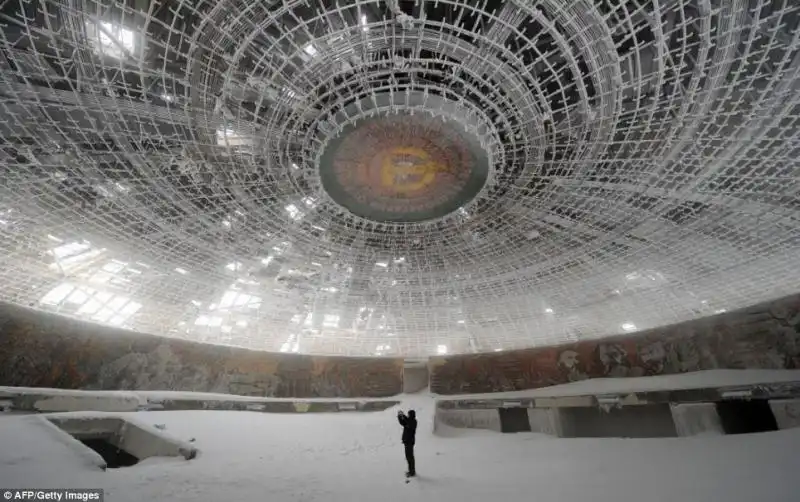 LA SEDE DEL PARTITO COMUNISTA BULGARO SUL MONTE BUZLUDZHA 